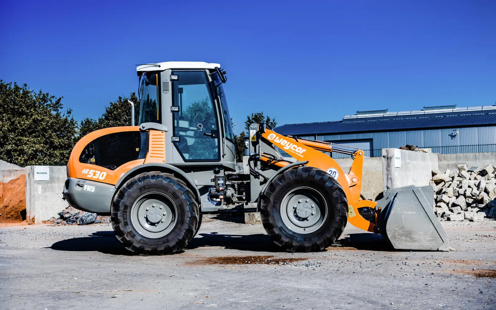 Weycor AR530 in der Seitenansicht mit Schaufel