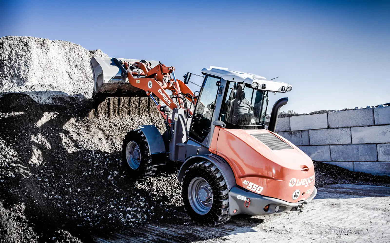 Weycor AR550 von hinten beim Laden an einem Haufen