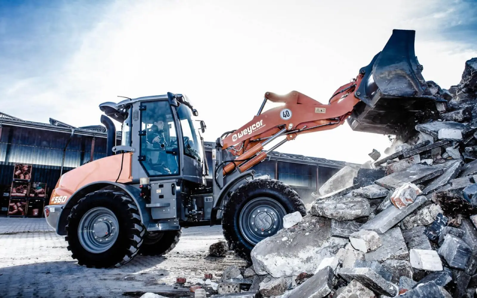 Weycor AR560 lädt Bauschutt mit der Schaufel