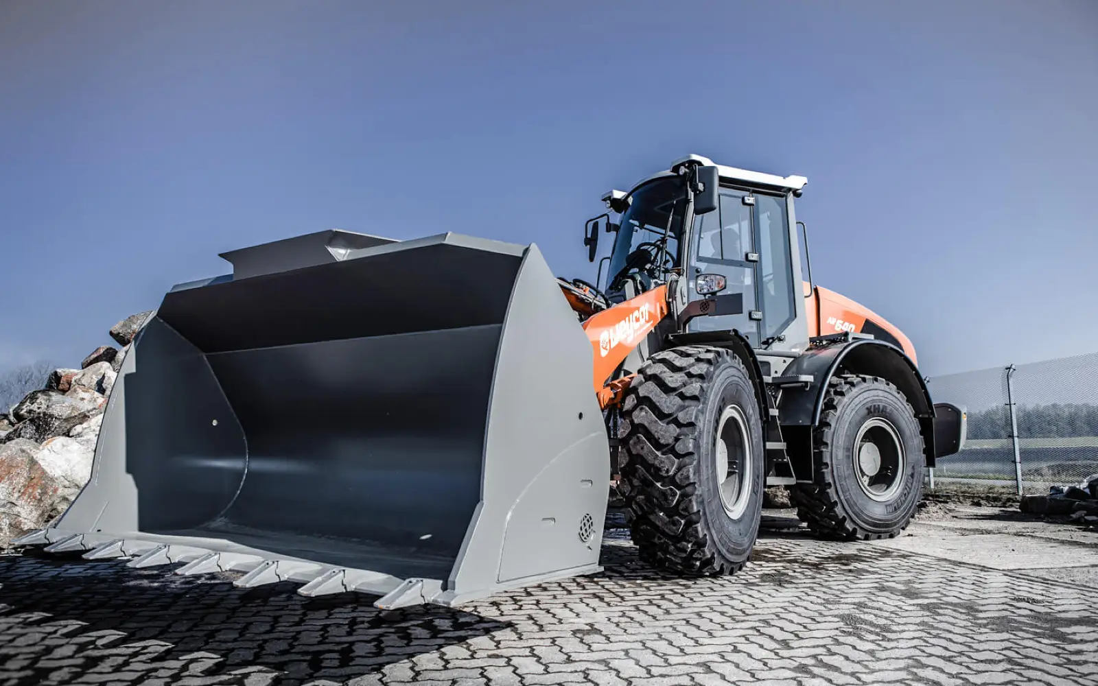 Weycor AR640 mit großer Leichtgutschaufel auf Pflaster