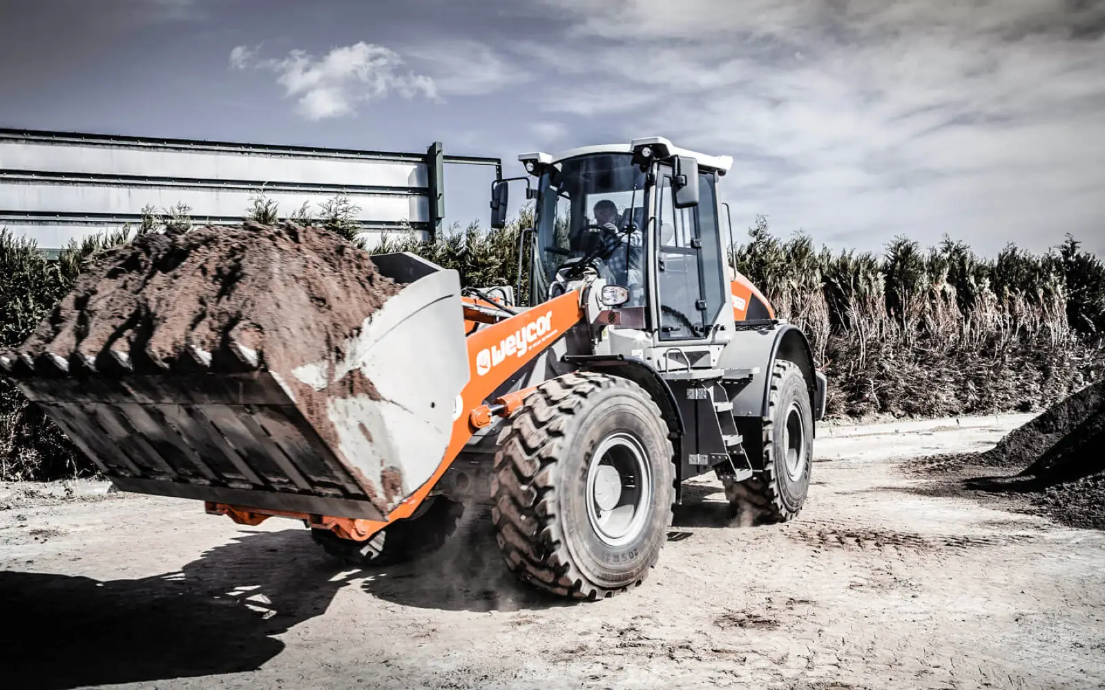 Weycor AR680 mit voller Zahnschaufel