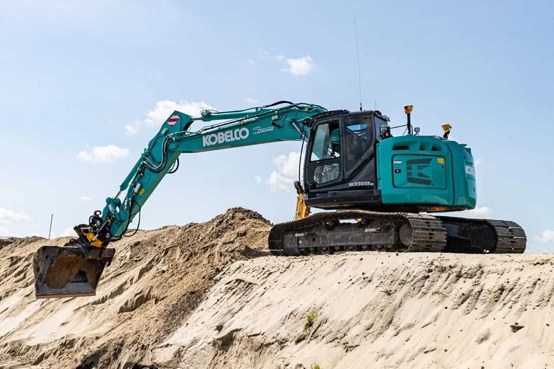 Kobelco Kurzheckbagger beim Erdaushub